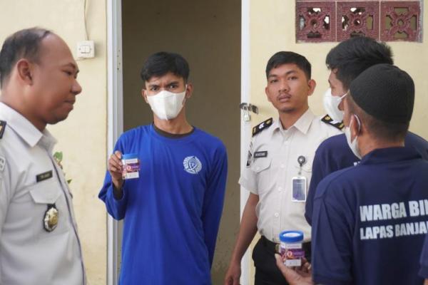 Lapas Kelas IIB Banjarbaru menggelar kegiatan penggeledahan blok hunian serta tes urine bagi petugas dan warga binaan