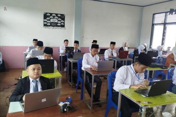 Sebanyak 69.176 santri dari berbagai pesantren di seluruh Indonesia, mengikuti Ujian Akhir Nasional (UAN) Pendidikan Kesetaraan