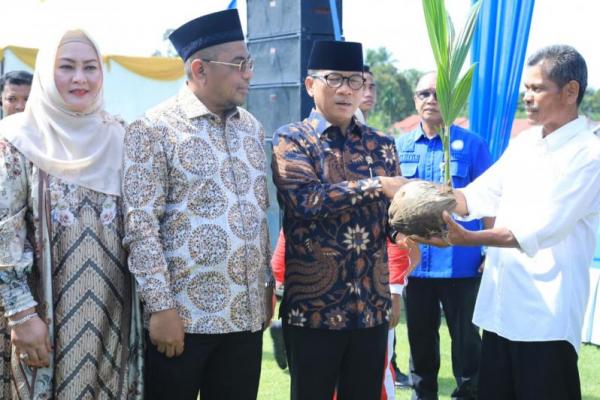 Mendes Serahkan 2 Juta Bibit Kelapa dan Pinang ke Warga di Pariaman