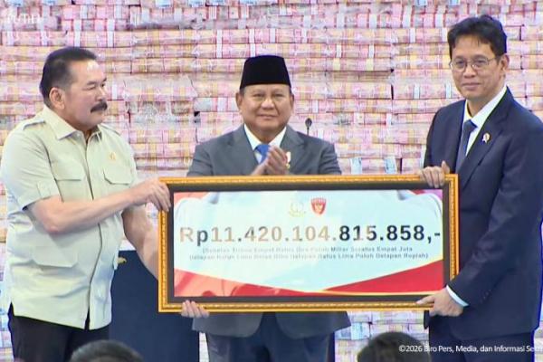 Kejagung menyerahkan uang senilai Rp 11,42 triliun kepada negara dalam sebuah acara di Kompleks Kejagung, Jakarta pada hari ini, Jumat, 10 April 2026.