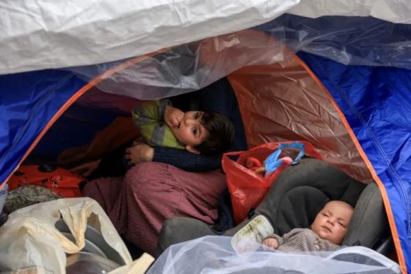 Seorang pejabat Uni Eropa mengatakan bahwa lebih dari separuh penduduk Lebanon bergantung pada bantuan kemanusiaan