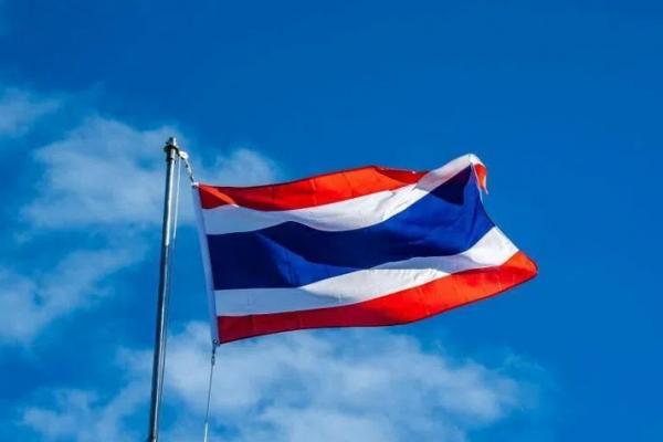 Demonstran menggelar aksi di depan Kedubes Israel di Bangkok untuk menuntut pengawasan yang lebih ketat terhadap kepemilikan properti oleh warga negara asing
