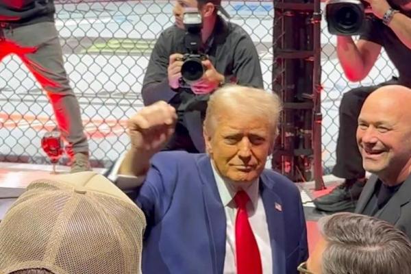 Donald Trump berjanji akan memberikan dividen sebesar 5.000 dolar AS kepada setiap warga negara dewasa AS jika Partai Republik berhasil kuasai kongres.