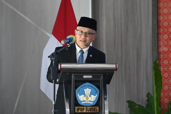 Wamendikdasmen menekankan bahwa bahasa Indonesia berfungsi strategis, tetapi juga sebagai alat pemersatu serta sarana pengembangan ilmu pengetahuan.