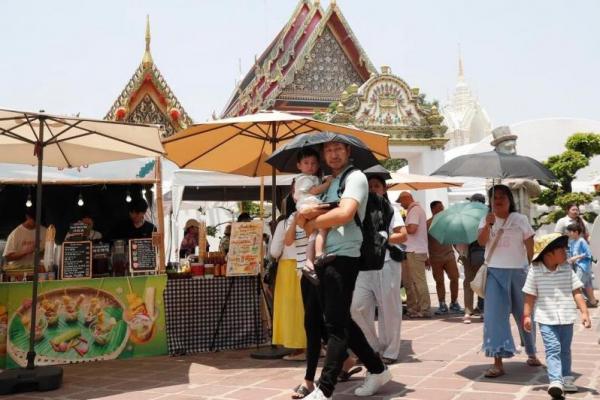 Kota Bangkok masih berada dalam cengkeraman cuaca panas ekstrem yang mengancam kesehatan publik.