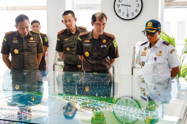 Rombongan melihat langsung pekerjaan konstruksi Terminal Kendaraan (Paket 5) dan Terminal Peti Kemas Nomor 2 (Paket 6).