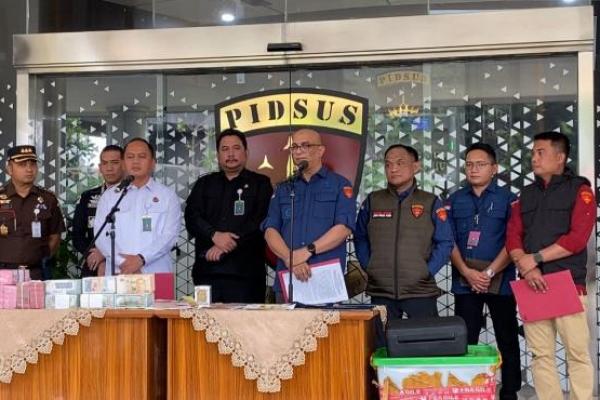 Kejagung menetapkan mantan Anggota Ombudsman RI Yeka Hendra Fatika sebagai tersangka kasus dugaan perintangan penyidikan korupsi ekspor minyak goreng.