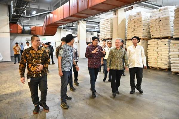 Wakil Menteri Perindustrian (Wamenperin) Faisol Riza meminta publik menghentikan spekulasi terkait kelangkaan bahan baku plastik di dalam negeri.