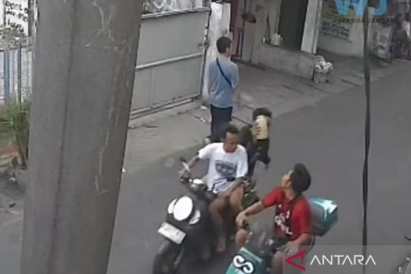 Seorang pria menjadi korban penyiraman diduga air keras oleh dua orang tak dikenal di Cengkareng, Jakarta Barat.