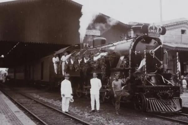 Menelusuri Sejarah Panjang Pembangunan Rel Kereta Api di Indonesia