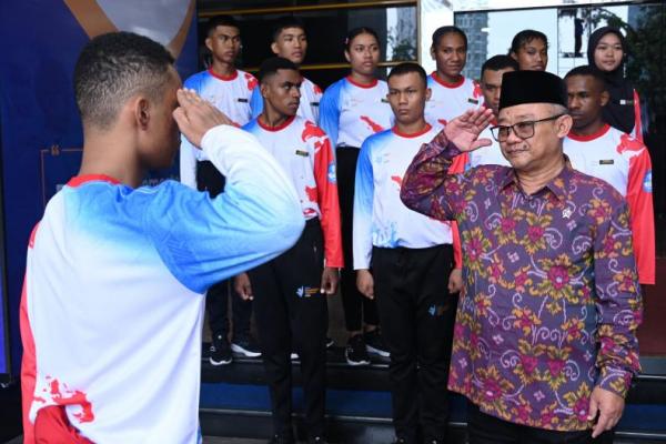 Mendikdasmen, Abdul Muâ€™ti, meninjau latihan Pasukan Pengibar Bendera (Paskibra) yang akan bertugas pada Hardiknas pada 2 Mei 2026