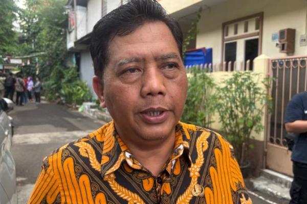 Sebanyak 1400 petugas Suku Dinas Lingkungan Hidup Jakarta Pusat diterjunkan untuk membersihkan sampah-sampah pada aksi hari Buruh Intenasional (May Day) 1 Mei 2