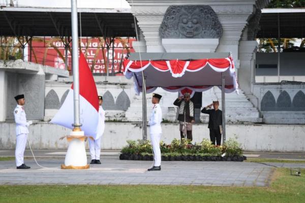 Kemdikdasmen menggelar upacara peringatan Hari Pendidikan Nasional (Hardiknas) Tahun 2026 di Banyuwangi, Jawa Timur.