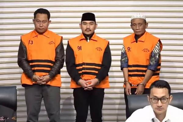 Bupati Bekasi periode 2025-2030 Ade Kuswara Kunang didakwa menerima suap sejumlah Rp11,4 miliar terkait terkait pengaturan paket pekerjaan di Pemkab Bekasi.