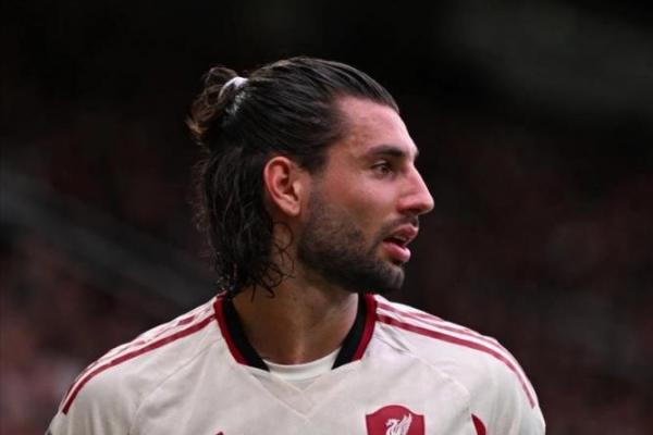 Gelandang Liverpool, Dominik Szoboszlai, mengungkapkan kekecewaannya setelah timnya harus menelan kekalahan dramatis 2-3 dari Manchester United.