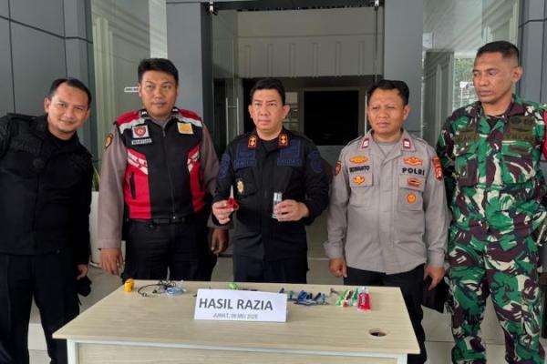 Petugas Lembaga Pemasyarakatan (Lapas) kelas II A Salemba, Jakarta Pusat melakukan razia terhadap warga binaan.