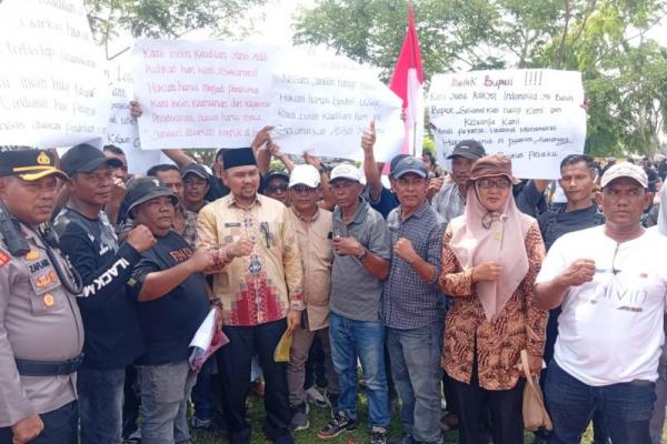 Sebagian besar warga Cot Girek menggantungkan penghasilan dari aktivitas perkebunan yang telah berlangsung selama puluhan tahun.