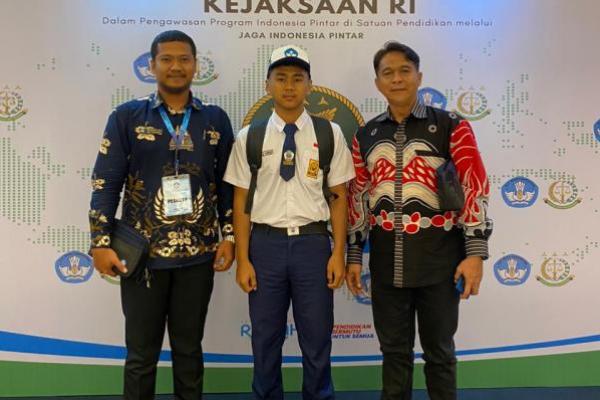 Hari itu, Ikhsan berpikir langkahnya di sekolah telah berhenti. Video perpisahan itu kemudian beredar luas di media sosial.