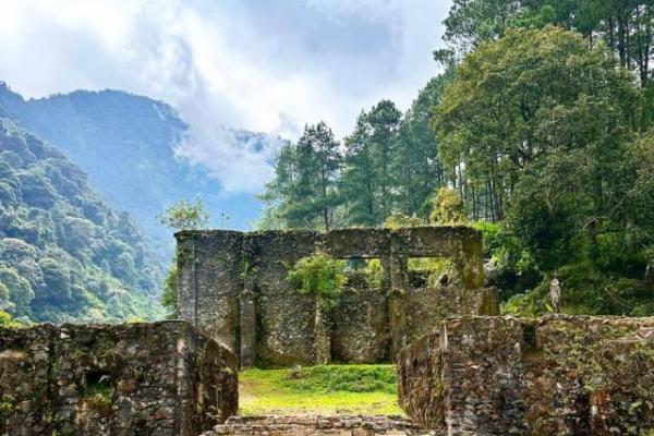 Dari pusat Kota Bandung, kawasan ini bisa ditempuh sekitar 1 hingga 1,5 jam perjalanan sehingga relatif mudah dijangkau untuk kegiatan wisata alam dan pendakian