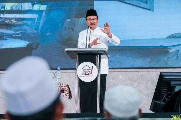 Saya ingin mengajak para kyai sekalian, untuk ikut memutakhirkan data, ini proses pemutakhiran data, kalau kyai punya santri, santri punya informasi, silahkan
