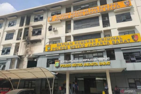 Seorang Ketua RW di Cengkareng Timur, Jakbar berinisial SS dilaporkan ke polisi atas dugaan pencemaraan melalui media elektronik disertai pengancaman