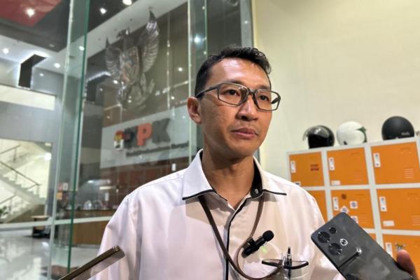 KPK mencecar Nabil terkait aliran uang dalam penerimaan gratifikasi per metrik ton produksi batu bara oleh mantan Bupati Kutai Kartanegara, Rita Widyasari.