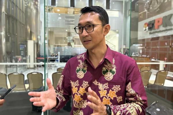 Penangkapan tersebut masih termasuk dalam rangkaian OTT terhadap Kepala Kantor Imigrasi Jakarta Barat, Ronald Arman Abdullah.