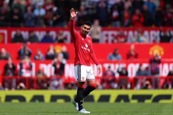 Casemiro mendapat sambutan hangat dari ribuan suporter yang memberikan apresiasi atas kontribusinya selama berseragam Setan Merah.
