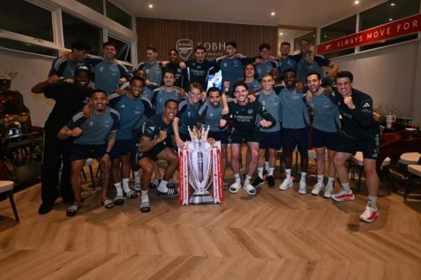 Arsenal resmi mengunci gelar Liga Inggris musim 2025/2026 setelah pesaing terdekat mereka, Manchester City bermain imbang melawan Bournemouth.