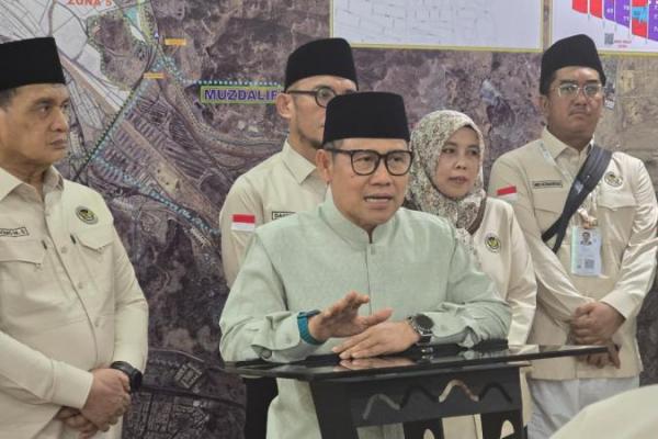 Secara khusus, kami menyoroti seluruh rangkaian perjalanan pelaksanaan haji sejak keberangkatan sampai hari ini berjalan dengan baik sesuai dengan perencanaan