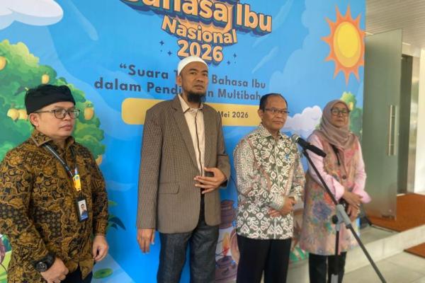 Wakil Menteri Pendidikan Dasar dan Menengah (Wamendikdasmen) Atip Latipulhayat meminta upaya pelestarian bahasa daerah dilakukan secara serius
