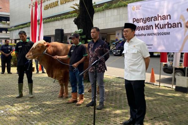 Menteri Kebudayaan (Menbud) Fadli Zon secara simbolis menyerahkan 23 sapi kurban pada Selasa (26/5), kepada Rumah Potong Hewan Gudang Sapi Tangerang