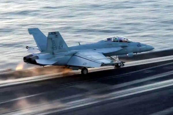 Militer Amerika Serikat menyerang sebuah kapal kargo berbendera Panama di Teluk Oman yang diduga berupaya melanggar blokade laut terhadap Iran.