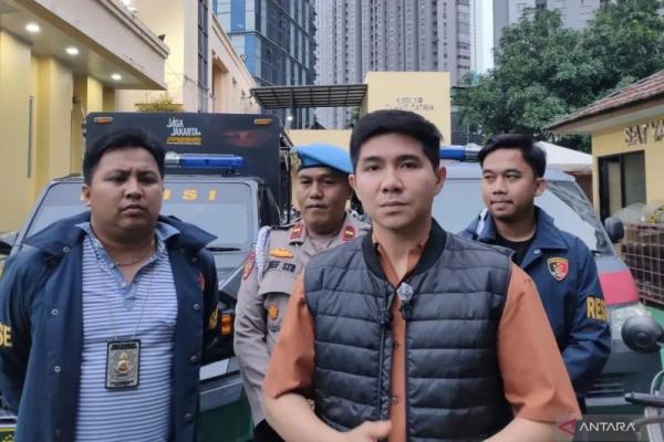 Aparat Polsek Grogol Petamburan kembali mengamankan seorang pria berinisial AG (46) yang diduga terlibat dalam serangkaian pencurian sepeda motor di Jakbar.