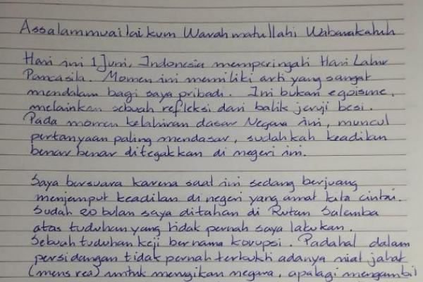Dengan tulisan tangan, tahanan Arief Pramuhanto memberikan selembar surat di momentum Hari Pancasila