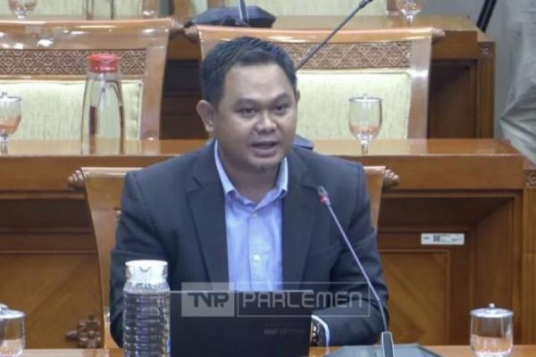 Kita harus melihat ada ekstensi BUP tetap harus menjaga kesehatan regenerasi atau kategorisasi terhadap tiga jenjang yang ada di dalam kepolisian dan 21 tingkat