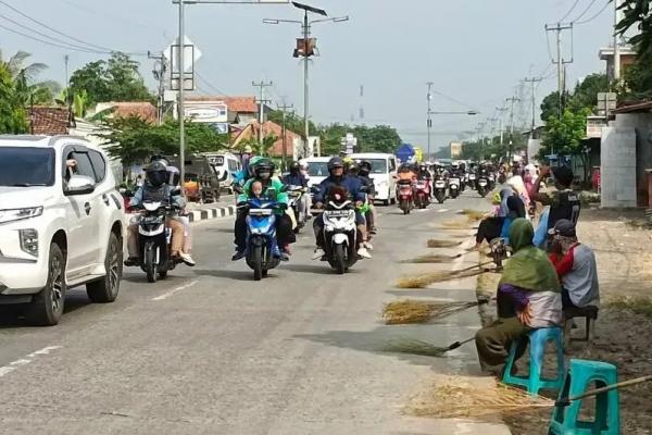 Ada pemandangan yang cukup unik ketika pengendara menyusuri Jembatan Sewo di jalur pantura. Jembatan ini berdiri di atas sungai perbatasan Subang dan Indramayu
