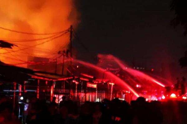 Selain fokus pada penyelamatan warga, petugas juga melakukan rekayasa lalu lintas di sekitar lokasi kebakaran.