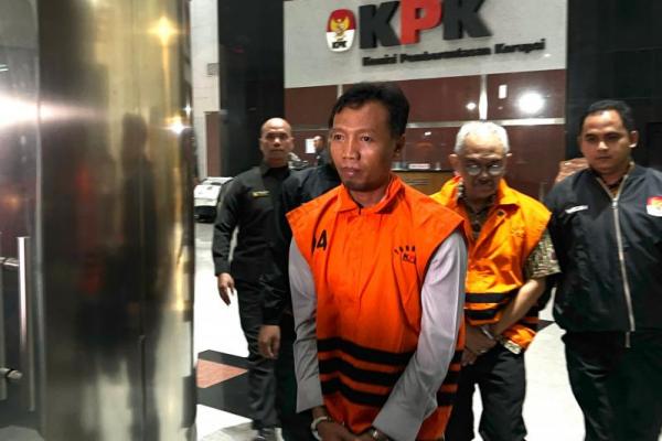 KPK menahan tiga tersangka dalam perkara dugaan korupsi terkait pembangunan Gedung Kantor Pemerintah Kabupaten (Pemkab) Lamongan Tahun Anggaran 2017â€“2019.