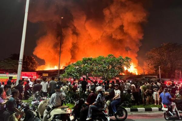 Si jago merah kembali melahap 250 bangunan semi permanen di permukiman padat penduduk di Kemayoran Gempol.