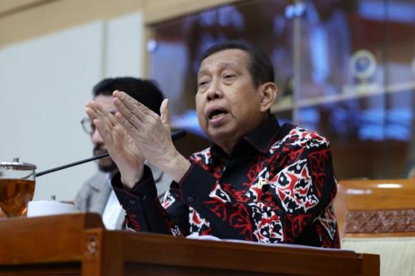 Legislator mempertanyakan apakah pihak yang diperiksa atau berstatus tersangka dapat mengajukan praperadilan, apabila aparat penegak hukum melakukan kekeliruan.