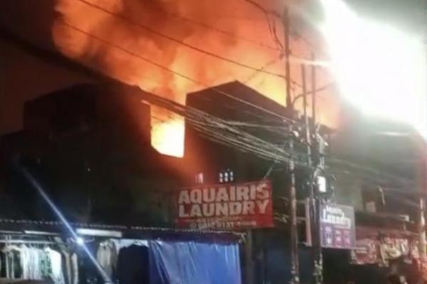 Puluhan rumah di pemukiman padat penduduk di Kelurahan Tanah Tinggi, Kecamatan Johar Baru, Jakarta Pusat ludes terbakar.