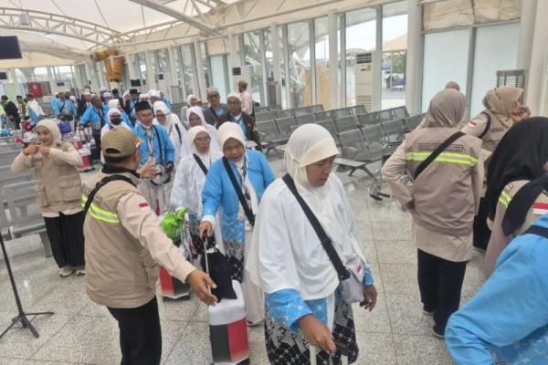 Muzdalifah dan Mina itu menguras energi luar biasa. Karena itu petugas harus memberikan perhatian ekstra kepada jemaah yang baru tiba di Madinah