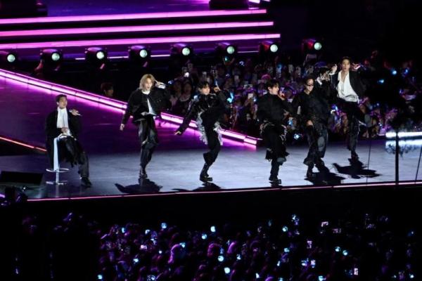 Kepolisian Singapura melaporkan total kerugian sedikitnya 11.000 dolar AS (sekitar Rp199 juta) akibat maraknya aksi penipuan tiket konser boyband BTS