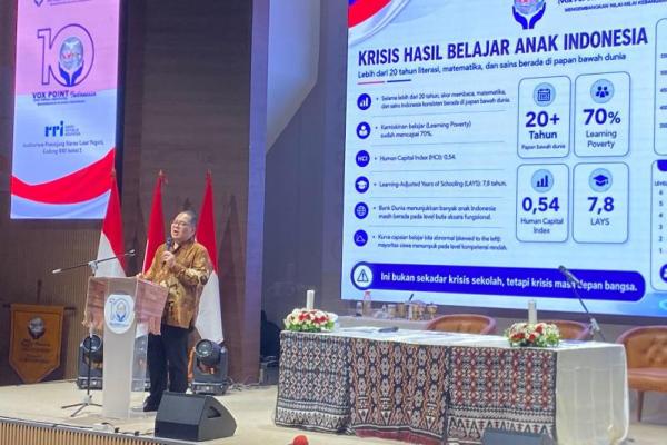 Vox Point Indonesia menyoroti fenomena salah kaprah yang lazim dalam dunia pendidikan Indonesia, khususnya waktu yang tepat dalam memberikan anak calistung