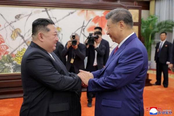 Presiden China Xi Jinping memuji hubungan negaranya dengan Korea Utara layaknya sebuah persahabatan yang tak terkalahkan, sesaat setelah mendarat di Pyongyang