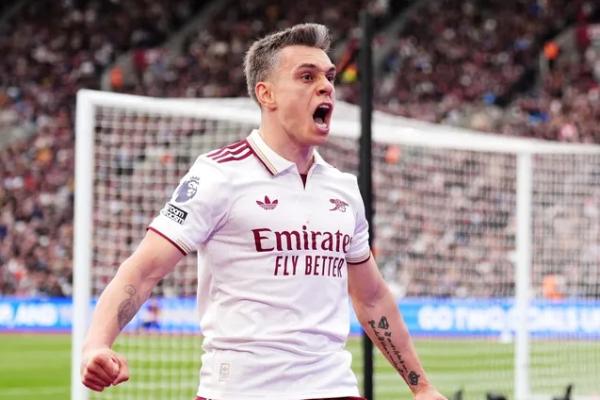 Penyerang sayap Arsenal, Leandro Trossard, dikabarkan membuka peluang untuk bergabung dengan sesama klub Liga Premier pada bursa transfer musim panas