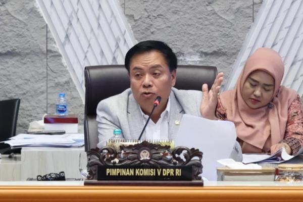 Komisi V DPR RI mengingatkan Kementerian Perhubungan (Kemenhub) terkait skala prioritas dan pembangunan yang berkeadilan bagi seluruh masyarakat Indonesia.