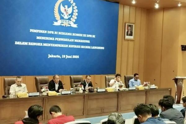 Stabilitas politik dan ekonomi sangat penting karena memengaruhi berbagai sektor kehidupan masyarakat, dan hal itu juga menjadi salah satu perhatian mahasiswa