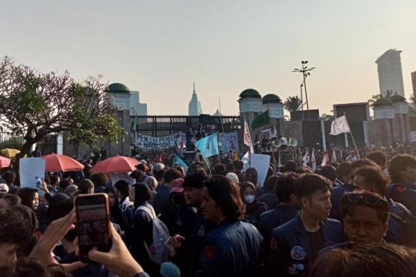 Sebanyak 1.069 personel gabungan diterjunkan untuk mengawal jalannya aksi unjuk rasa di tiga lokasi di kawasan Jakarta Pusat (Jakpus)